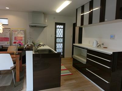 奥様の　「こだわりキッチン」　収納スペースもたっぷりとりました。